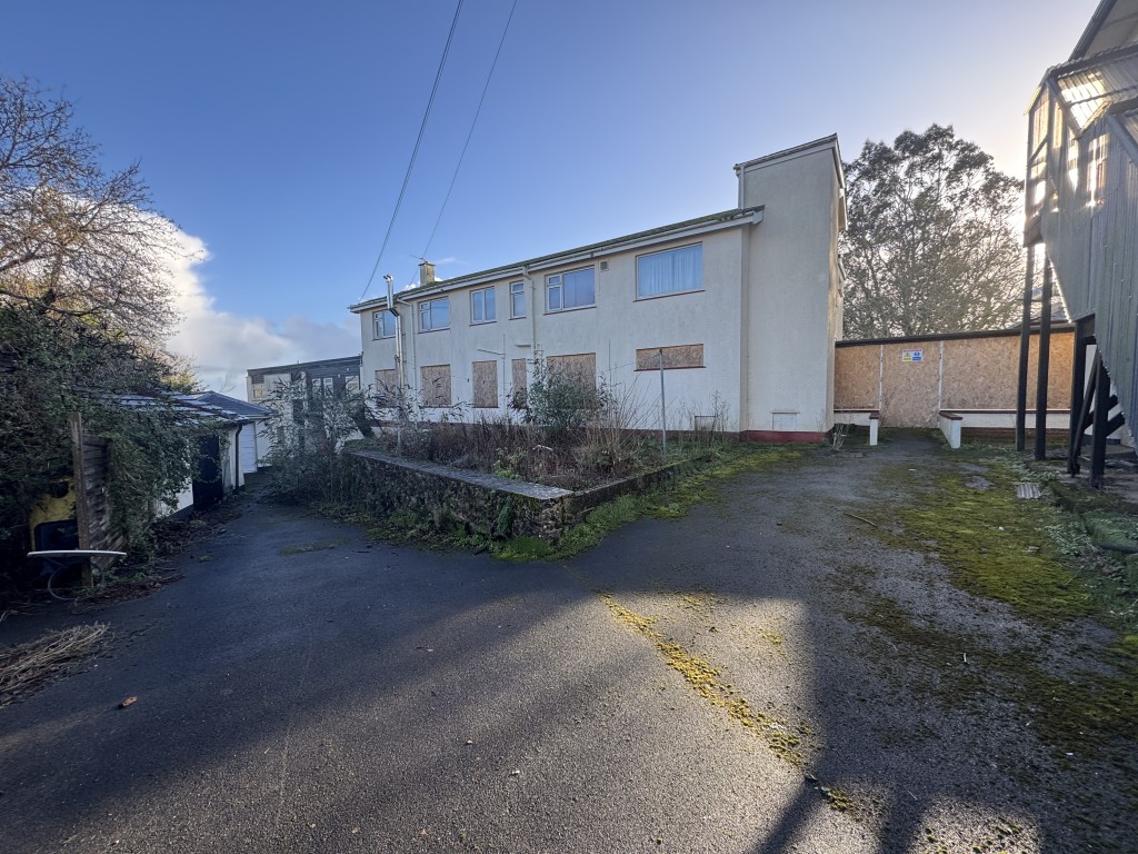 Lot: 48 - FORMER CARE HOME WITH DETACHED BUNGALOW SET IN TWO ACRES - ALL WITH POTENTIAL - Extension